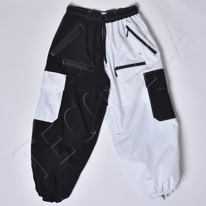 Pantalones de Nieve Cargo Personalizados en Blanco y Negro con Aislamiento Térmico, Bolsillos con Cremallera y Tela Resistente para Exteriores - Product Image 1