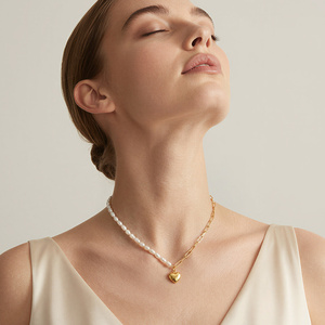 Collier asymétrique en acier inoxydable plaqué or Jeulia avec fermoir trombone et cœur en perle - Product Image 6