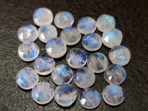 มูนสโตนสีรุ้งธรรมชาติ ทรงกลมเจียระไนแบบโรสคัท 5 มม. คุณภาพดี มีประกายสีฟ้าสวยงาม - Product Image 4