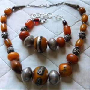 Collar clásico de cuentas de metal y resina para fiestas de boda, compromiso, fiestas de Navidad y ropa de oficina - Product Image 1