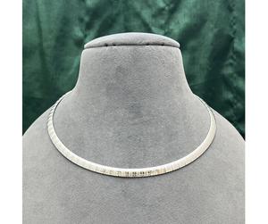 Precioso conjunto de gargantilla de latón chapado en plata con circonitas de la mejor calidad y pendientes, regalo moderno para mujer, ideal para compromiso, boda o fiesta. - Product Image 1