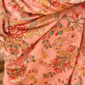 Pareo de Playa de Algodón con Estampado Floral Coral, Tejido a Mano, para el Verano - Product Image 3