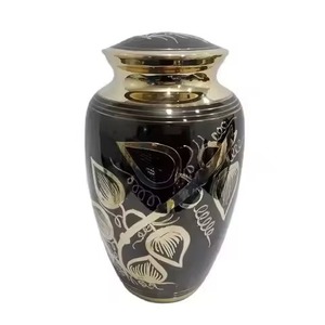 Des urnes en métal noir incroyablement élégantes avec des gravures complexes, permettant aux familles de personnaliser un hommage dans un sens profondément significatif. - Product Image 1