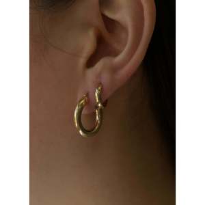 Pendientes de Aro Clásicos Pequeños y Tipo Huggie con Encanto Geométrico de Titanio y Cobre con Circonita y Perla, Joyería Apilable de Moda - Product Image 1