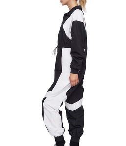 ชุดวอร์มกันลมผ้าโพลีเอสเตอร์น้ำหนักเบาสำหรับผู้หญิง บริการ OEM ชุดกีฬาแนวสตรีทแวร์ ชุดวอร์มกันลมแบบสั้น - Product Image 3