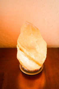 Lampe en sel rose de l'Himalaya sculptée à la main en gros dans un style amoureux avec base en bois artisanat pakistanais naturel lueur jaune - Product Image 6