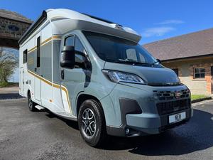 Autocaravana de Lujo Autopropulsada 4x4, Construcción de Aluminio, Capacidad para 4-6 Personas, Carga Útil de 3600 kg, Euro 6 - Product Image 2