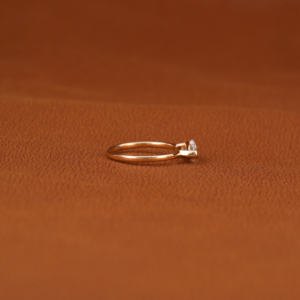 Anillo de bodas clásico de oro amarillo de 18 quilates con ajuste de garra elegante solitario corte Marquesa diamante cultivado en laboratorio certificado IGI - Product Image 5