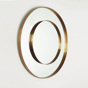 Miroir rond design en métal doré ajoutant une fonction de beauté et un style sophistiqué tendance à tout espace intérieur - Product Image 1
