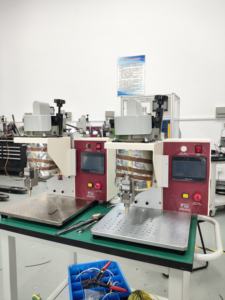 Máquina de Moldeo por Fusión en Caliente de Baja Presión de Escritorio para Prototipos Electrónicos y Producción en Pequeños Lotes - Product Image 4