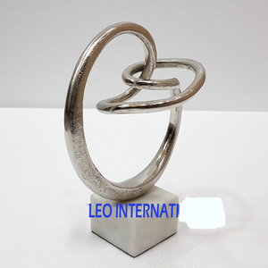 Esculturas Modernas Plateadas en Plata con Base de Mármol y Forma Geométrica de Aluminio, Hechas a Mano en India para Uso Doméstico Contemporáneo - Product Image 1