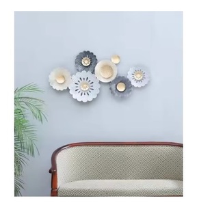 Art mural exquis en métal en forme de fleur avec des motifs inspirés de la nature, idéal pour la maison, le patio ou les accents intérieurs finition or - Product Image 3