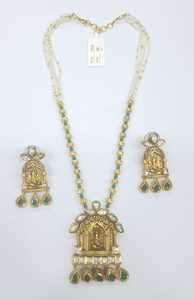 Élégant collier pendentif Kundan fait main avec pierres vertes et boucles d'oreilles bijoux pour femmes idéal pour les mariages et les grandes fonctions - Product Image 6