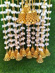 พวงมาลัยดอกมะลิประดิษฐ์แบบฟู พร้อมลูกปัดสีทองและกระดิ่ง สำหรับงานแต่งงานแบบอินเดียใต้ - Product Image 4