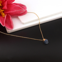 Collier pendentif en saphir naturel brut, chaîne réglable, capuchon électro-plaqué, pendentif fait main, cadeau pour femme