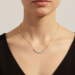 Collier pendentif incurvé plaqué or 1,00 carat (CTW) avec diamant de laboratoire rond taille brillant serti à griffes, couleur E, certifié IGI - Product Image 6