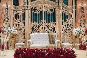 Décoration de scène de réception de mariage royal, élégante, vintage, professionnelle, piliers en fibre de verre, noir et or, légers - Product Image 4