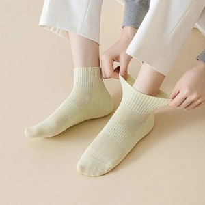 Chaussettes de sport de haute qualité pour hommes et unisexes, chaussettes habillées d'automne, logo personnalisé, mélange de coton, design de couleur personnalisé, résistance aux accrocs, ODM - Product Image 3
