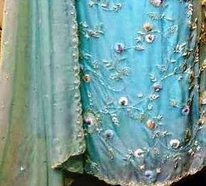 Costumes indiens de créateur modernes non cousus brodés à la main pour femmes pour les fêtes de style traditionnel - Product Image 3