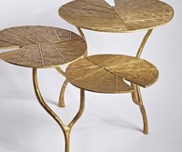 Table basse moderne en métal de luxe doré, design classique à grandes feuilles, construction élégante à trois niveaux pour salon