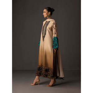 Ensemble 3 pièces Zainab Chotani en satin et soie imprimée brodée avec chemise, dupatta et pantalon BIC-1717 - Product Image 4