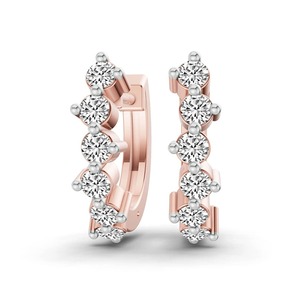 ต่างหูเพชรทรงกลมแบบ Huggie ประดับเพชร Sunlit Lab Grown Diamond น้ำหนัก 0.75 กะรัต รวมน้ำหนัก 0.75 กะรัต สี F-G ความสะอาดระดับ VS ประดับเพชร 12 เม็ด ตัวเรือนทองคำขาว 14K ดีไซน์ทันสมัย - Product Image 4