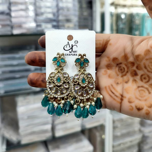 Impresionantes Pendientes de Joyería de Moda con Diseño Tradicional de Piedras Kundan y Perlas con Chapado en Sombra para Mujer - Product Image 1