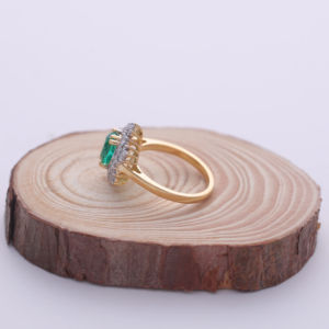 Anillo con Halo de Esmeralda Verde Redonda de 1.49 Quilates y Diamantes Redondos de 0.49 Quilates en Oro Amarillo, Blanco y Rosa de 9K |   Joyería Fina para Compromiso - Product Image 3