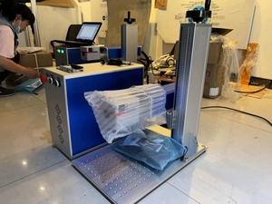 Machine de marquage laser à fibre pour les plaques signalétiques en métal, la gravure de bijoux et la gravure en or profonde. - Product Image 4