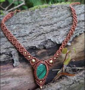 อัญมณีรูปไข่มรกตที่ดีแน่นอนพร้อมลูกปัดทองเหลืองขนาดเล็กสร้อยคอ macrame เครื่องประดับทำด้วยมือสำหรับผู้หญิงสวมใส่ในงานแต่งงาน - Product Image 1