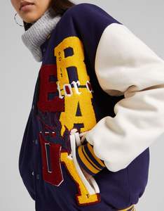 แจ็กเก็ตผ้ากำมะหยี่ปักลายสำหรับสตรีทแวร์เสื้อแฟชั่นเสื้อครอปตามสั่งโลโก้ออกแบบได้ตามต้องการ - Product Image 4