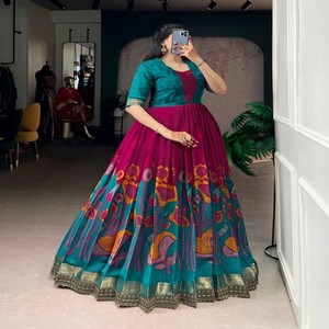 VASTRA COTTAGE Vestido Largo Estampado de Viscosa Chanderi con Bordado de Lentejuelas y Tejido Zari, Ropa Étnica de Diseñador para Mujer - Product Image 6