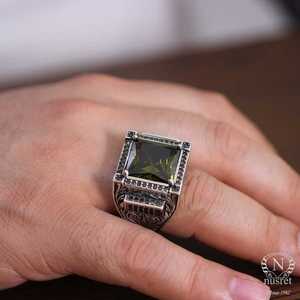 Anillo de Plata de Ley 925 para Hombre con Piedra de Peridoto de Corte Cuadrado y Patrón Geométrico para Uso Diario, Certificado por IGI - Product Image 1