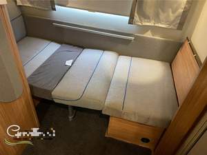 Caravane compacte tout-terrain blanche 2023, 15 places, avec lit et cuisine, et tente extensible bidirectionnelle, charge utile 1600 kg - Product Image 4