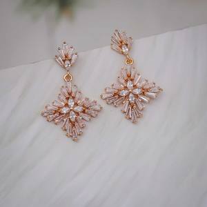 ต่างหูแบบห้อยสำหรับผู้หญิง ดีไซน์เก๋ ทันสมัย ชุบทองป้องกันการหมอง ผลิตจากโลหะผสมสังกะสี ประดับเพชรซิคอน รูปทรงเกล็ดหิมะ ความใสสูง เหมาะสำหรับงานแต่งงาน - Product Image 2