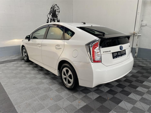 Prius Usado a Precio Muy Competitivo, Tamaño de Neumáticos R16, Caja de Cambios Manual, Asientos de Cuero, Interior Oscuro, Volante a la Izquierda, Tracción Trasera, 2020 NEDC - Product Image 2