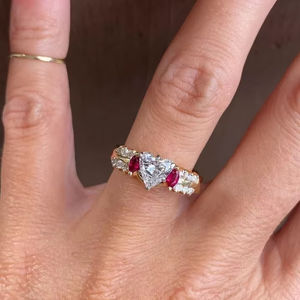 Bague de fiançailles et de mariage élégante pour femme en argent sterling 925 plaqué platine, avec moissanite taille cœur, accessoire de joaillerie époustouflant - Product Image 1