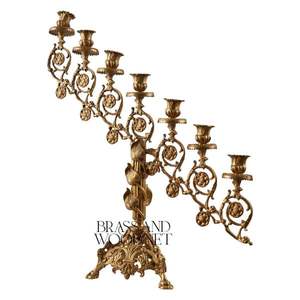 Candelabros de latón antiguo con grabados artísticos ornamentados y múltiples brazos curvos para una elegante decoración Vintage para el hogar - Product Image 4