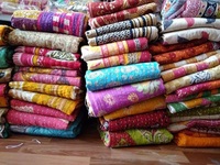 Couverture en coton Kantha vintage 100% biologique, douce et confortable, 55*85 pouces, faite à la main en Inde, avec un motif uni.