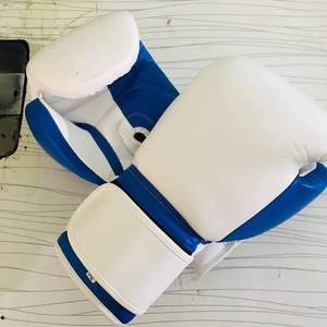 ถุงมือชกมวยน้ำหนักเบาแบบเต็มนิ้วพร้อมสายรัดและที่จับมือ-วัสดุหนังสำหรับผู้ชายใช้ในการชกมวยและศิลปะการต่อสู้ - Product Image 4