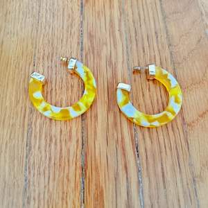 Venta al por mayor pendientes de aro de resina con soporte de embalaje de logotipo pendientes de aro de resina con aspecto llamativo para uso diario - Product Image 1