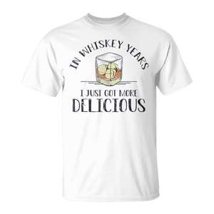 Camiseta 'En los años del whisky, me quedo con más whisky delicioso' - Producto promocional - Product Image 1