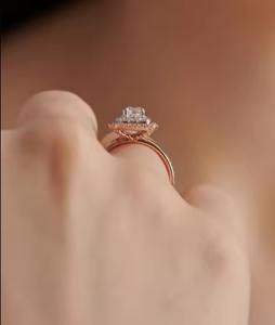 Bague solitaire cathédrale effilée en or 18 carats avec diamant central rond 050 ct et accents 005 ct Design élégant et intemporel - Product Image 2