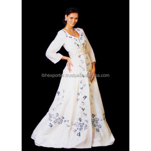 Caftán blanco con cuello en V y hermoso trabajo de bordado a máquina floral - Product Image 1