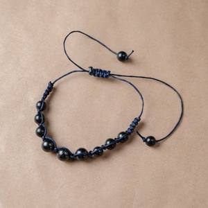 Pulsera de macramé Shambhala de Shungita Camilla con 8 cuentas redondas pulidas de 0.32 pulgadas (8 mm) y 3 cuentas redondas pulidas de 0.39 pulgadas. - Product Image 2