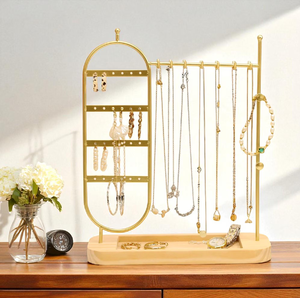 Expositor de joyería rectangular de metal dorado con parte superior ondulada y bandeja con aspecto de mármol blanco disponible a precios de mayorista - Product Image 2