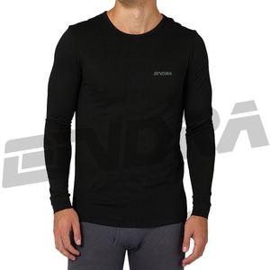 Camiseta negra de manga larga ajustada con tela transpirable, corte slim fit, cómoda, estilo moderno y casual para hombre. - Product Image 1