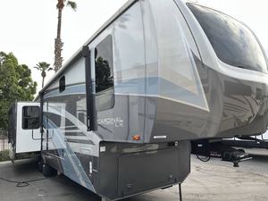 Precio de Subasta Autocaravana Usada Forest River Cardinal Luxury 380RLX 2023, Interiores Espaciosos, Una Habitación, 4-6 Pasajeros, Euro 5, en Venta - Product Image 4