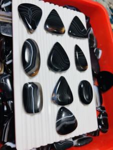 Lot de pierres précieuses en agate noire naturelle à bandes, cabochon de forme libre pour la fabrication de colliers, formes variées - Product Image 4