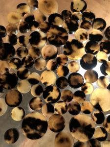 Botón de vástago de color de cuerno de búfalo rosa claro en blanco Botones de vaca y buey de todos los colores para prendas - Product Image 4